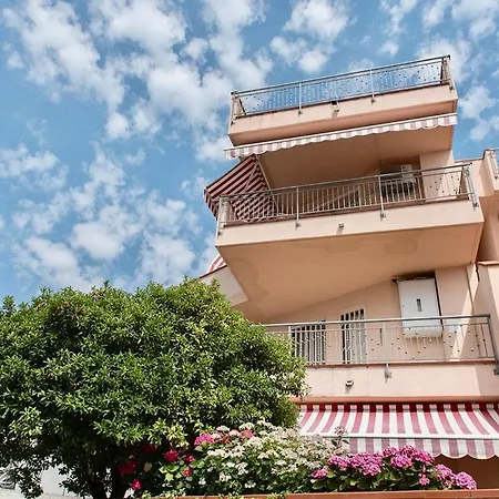 Apartment Comodo Trilocale A - S273 *